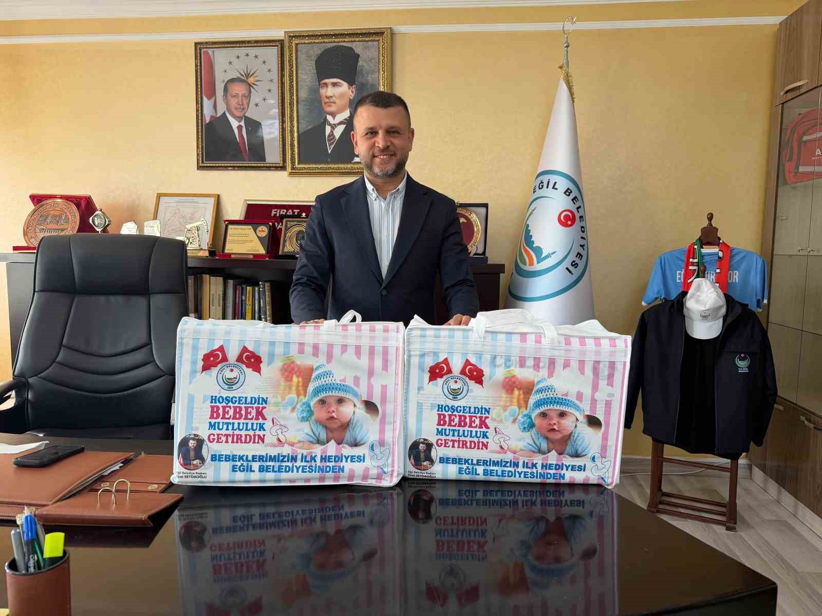 Eğil Belediyesi’nden yenidoğan bebeklere hediye
