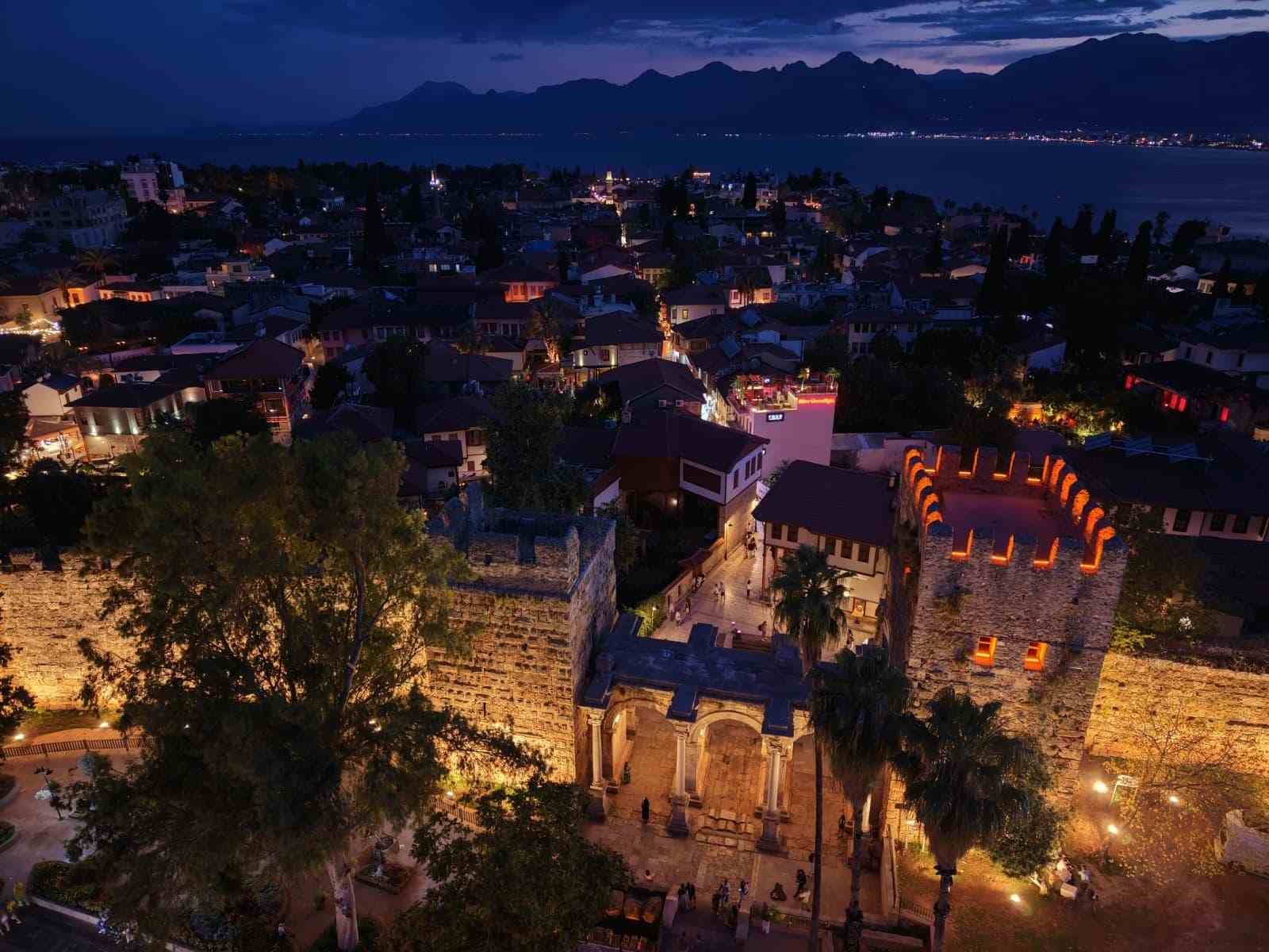 Antalya’nın tarihi kapısı aydınlatıldı
