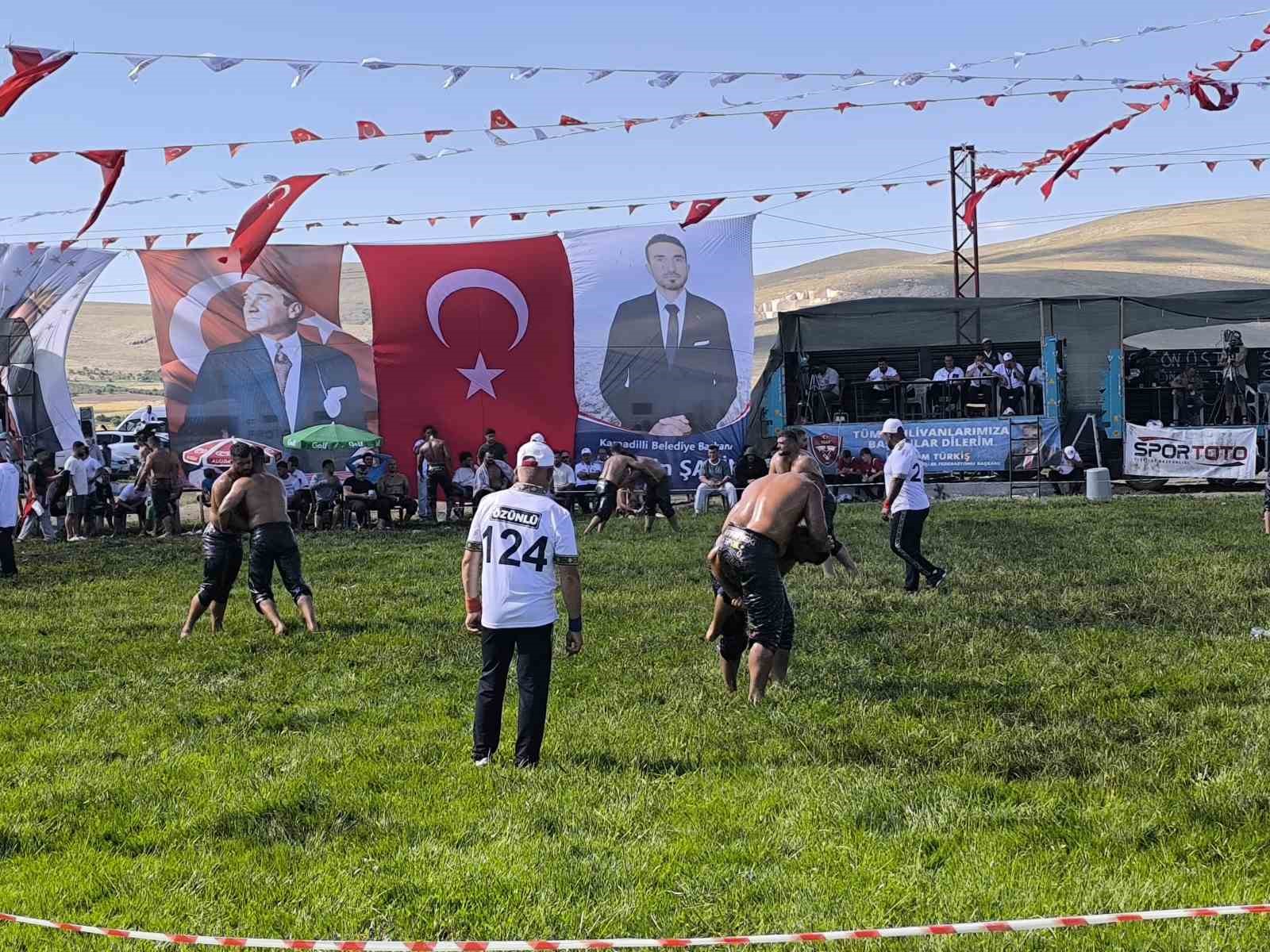 Afyonkarahisar’da ata sporu coşkusu: Pehlivanlar er meydanına çıktı
