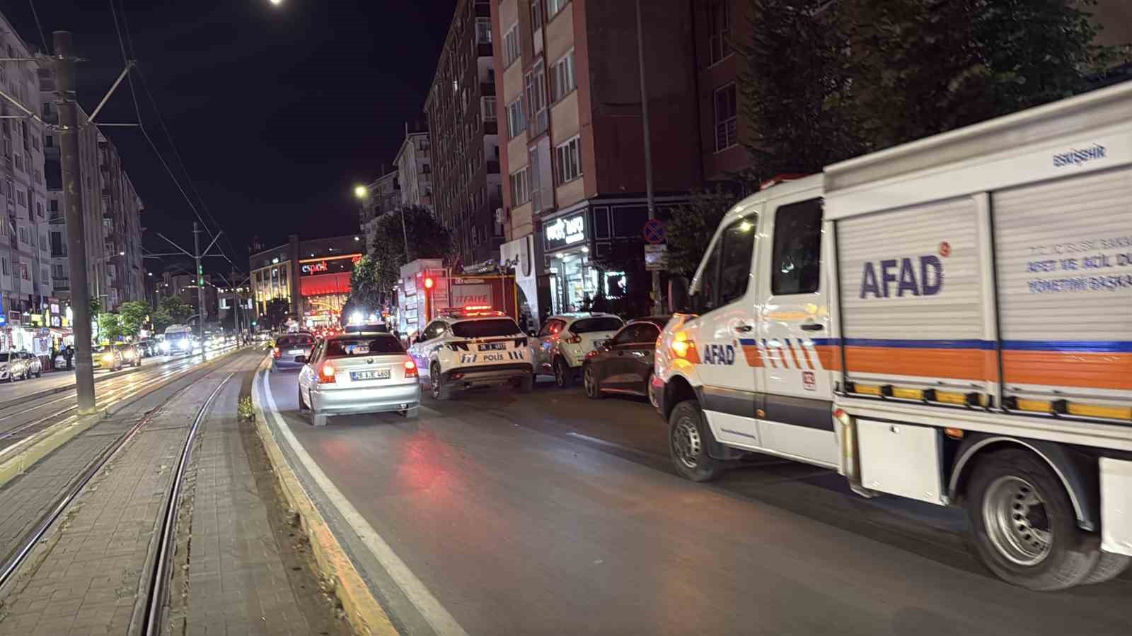 Apartmanda çıkan yangında dumanlar daireleri sardı, bina tahliye edildi
