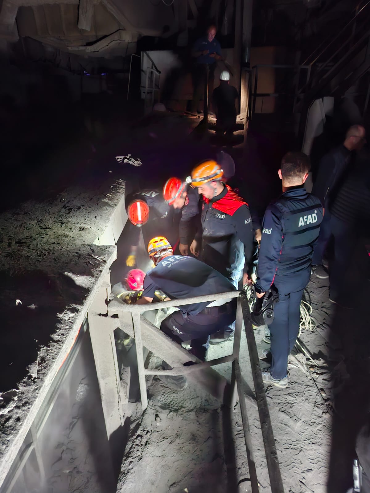 Yüksek gerilim hattından akıma kapılıp, kuyuya düşen 3 işçi öldü (2)