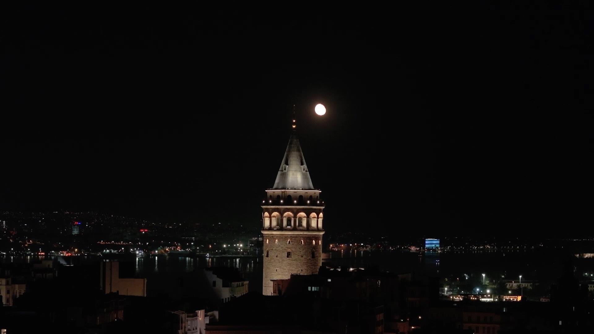 İstanbul’da dolunay seyirlik manzara oluşturdu