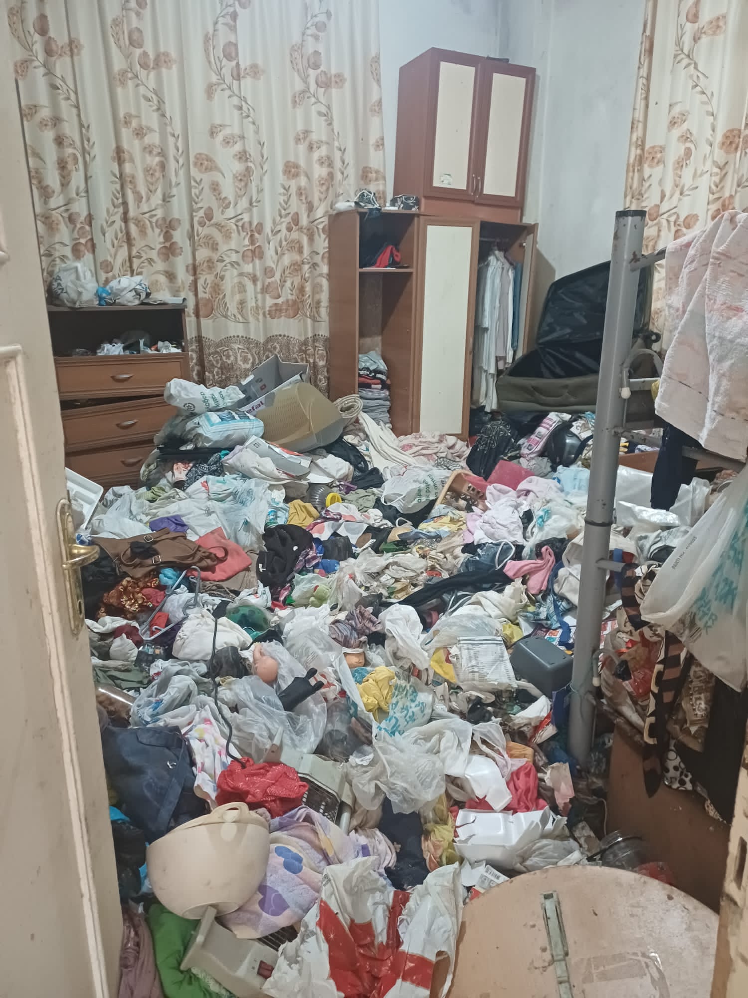 Ataşehir'de kokudan rahatsız olan mahalleli ihbar etti; evden 5 kamyon çöp çıktı