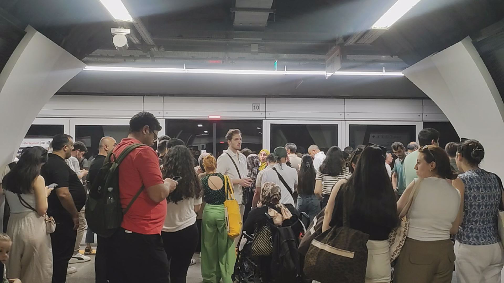 Yıldız- Mahmutbey Metro Hattı'nda teknik arıza; istasyonlarda yoğunluk oluştu