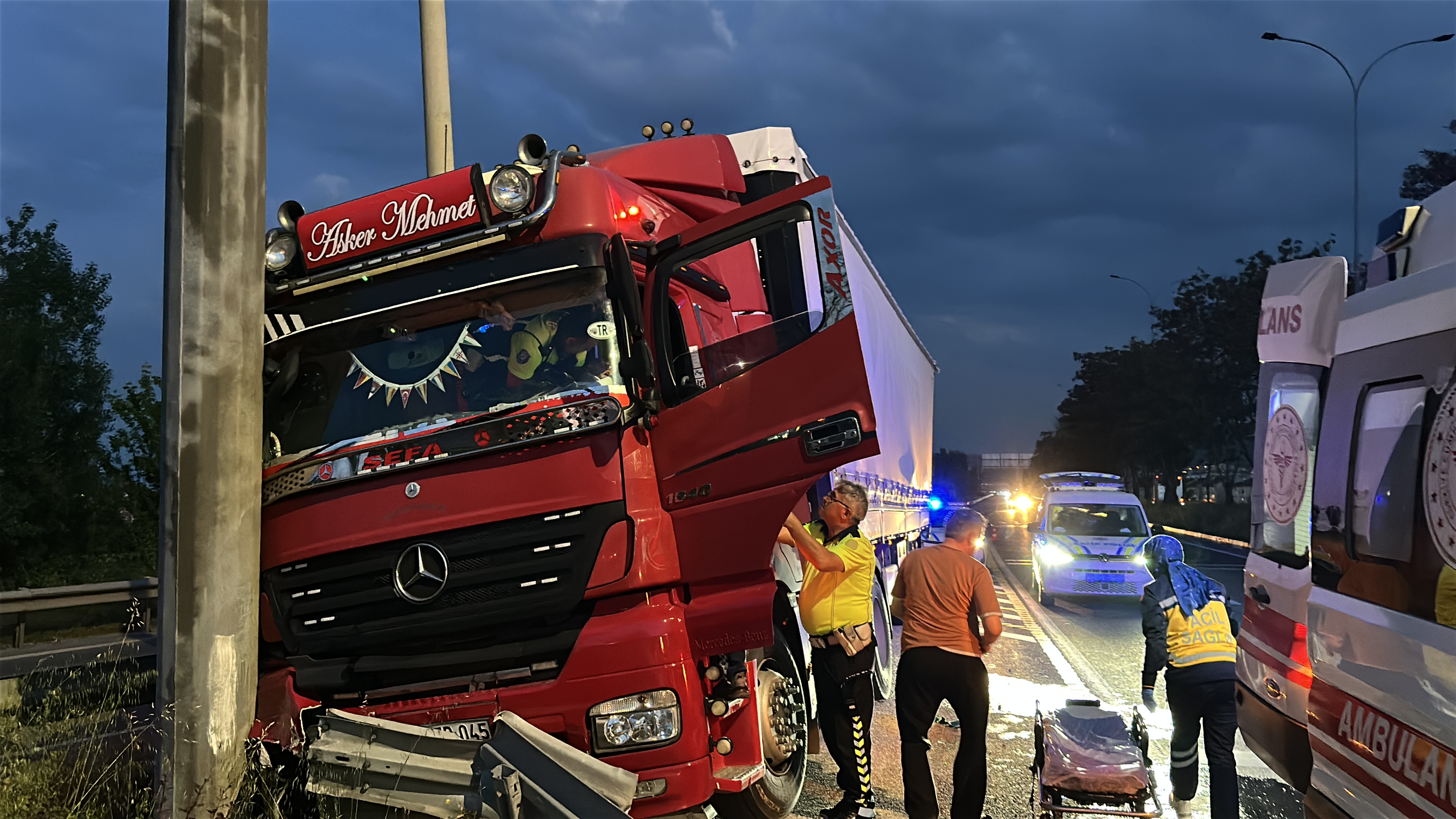 Şoförü rahatsızlanan TIR, refüjdeki bariyerlere çarptı