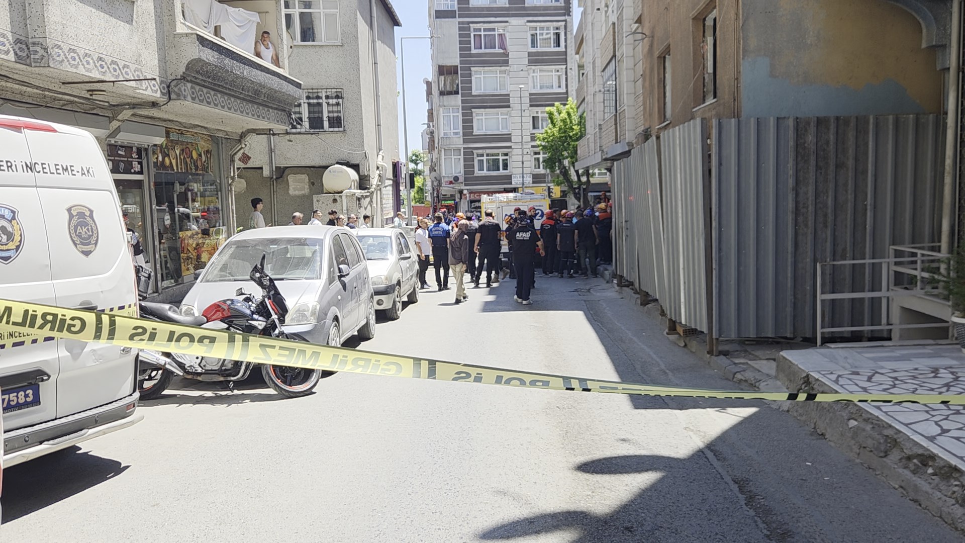 Küçükçekmece'de yıkımı yapılan binada kısmi çökme; 3 işçi yaralandı -1