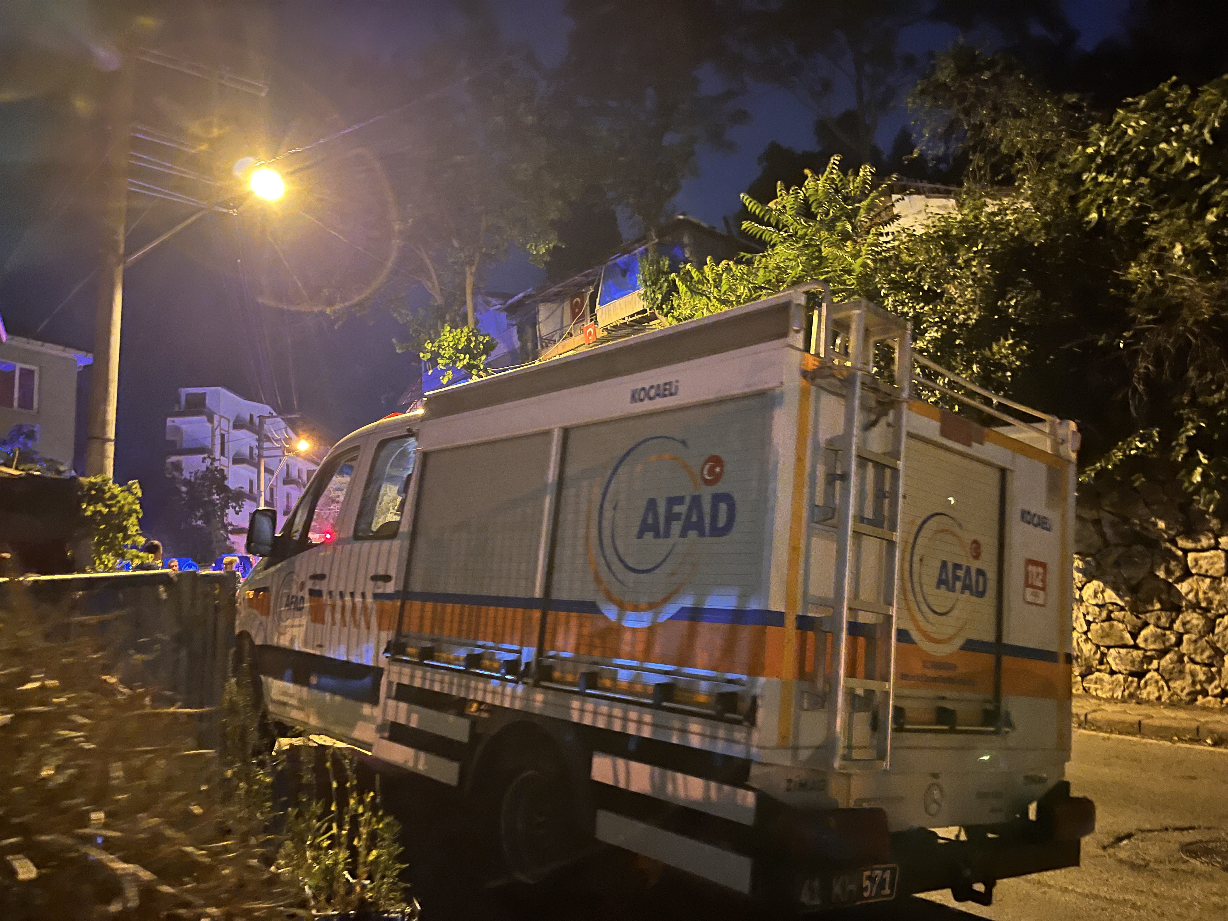 Tavan sıvaları düşen evdeki 5 kişi tahliye edildi