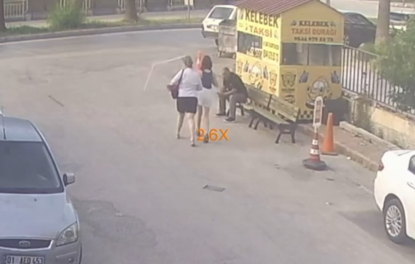 Yolda yürürken başına sineklik düşen kadın yaralandı; o anlar kamerada