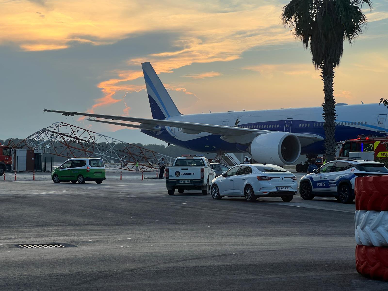 Yolcu uçağı, Antalya Havalimanı’nda radar direğine çarptı