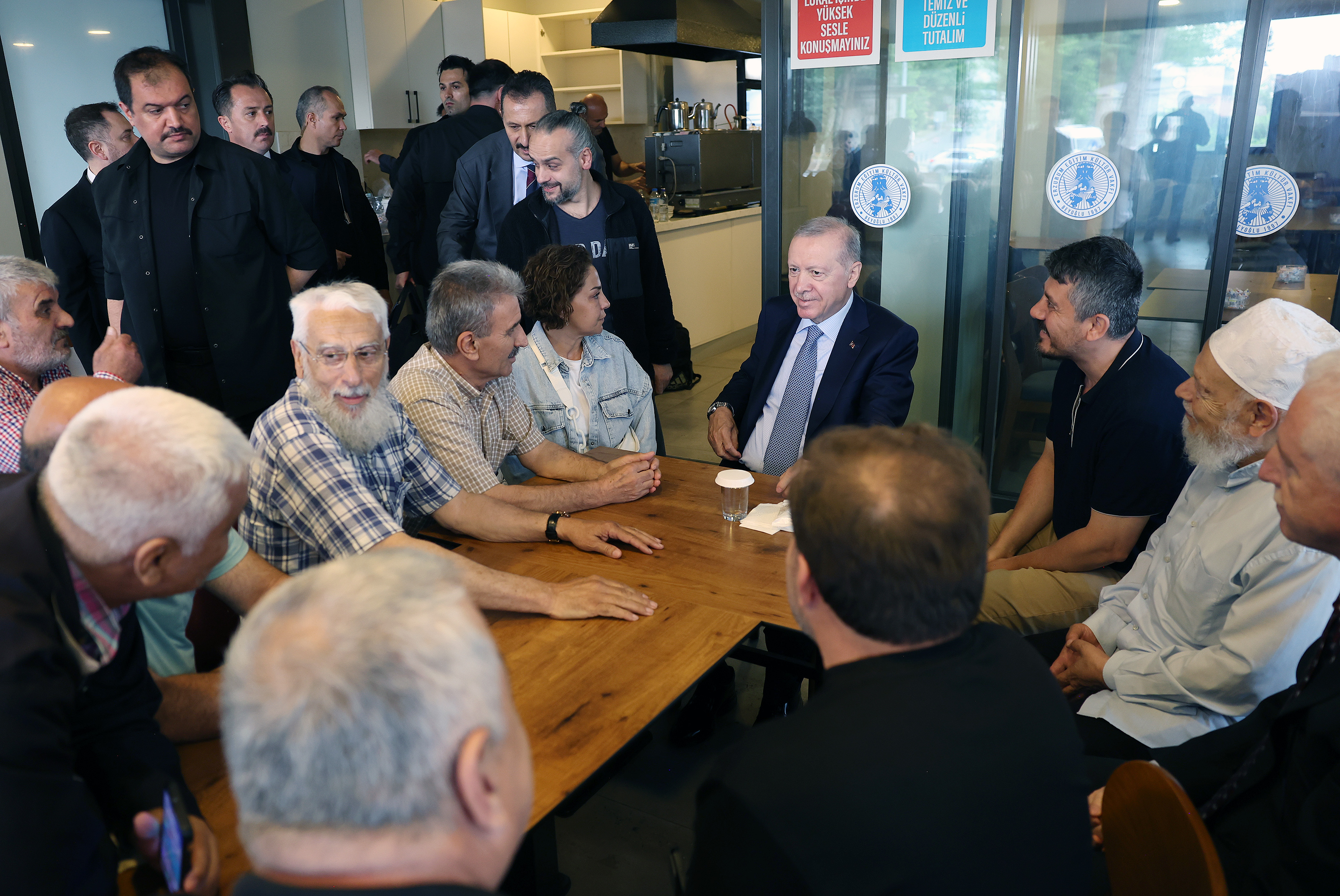 Cumhurbaşkanı Erdoğan Erzurum Vakfı'nın Beyoğlu'ndaki lokalini ziyaret etti / Görüntü eklendi