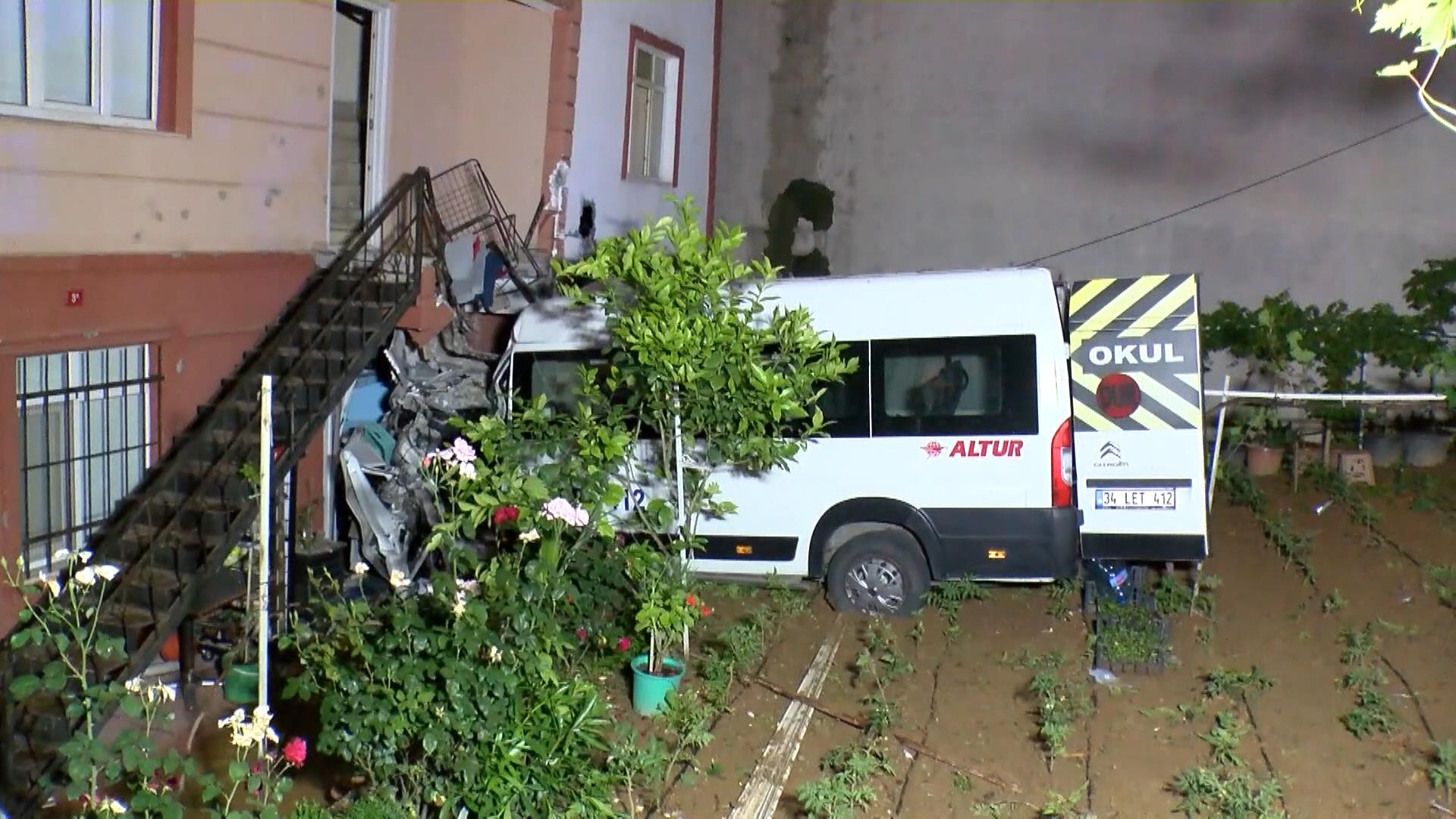 Çekmeköy'de servis minibüsü evin bahçesine uçtu: 1 yaralı