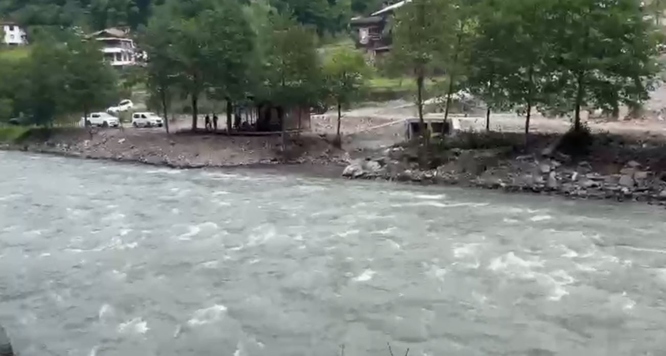 Kayıp gencin cansız bedenini dereden çıkaran AFAD ekibinin botu akıntıya kapıldı; 1 personel öldü, 4 personel kurtarıldı -  YENİDEN