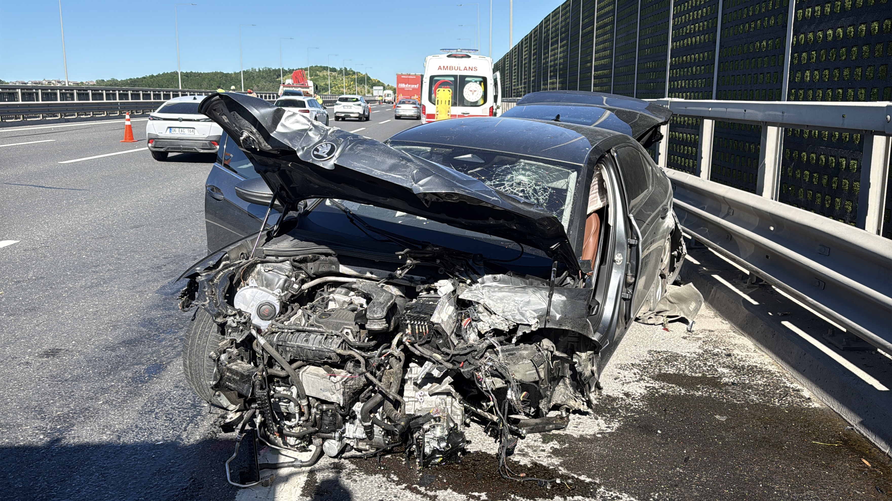 Sarıyer'de 3 aracın karıştığı zincirleme kaza: 1'i ağır 4 yaralı 