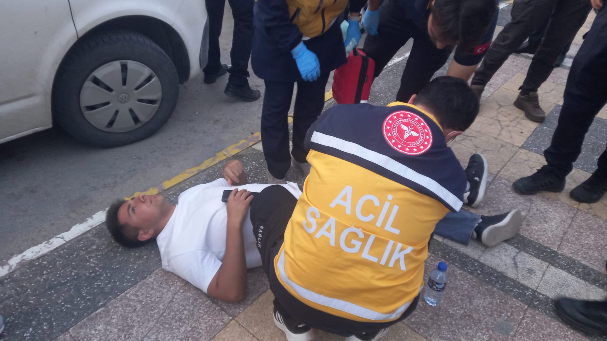 Kaldırımda yürürken, 'Neden yan baktın?' tartışmasında bıçakla yaralandı