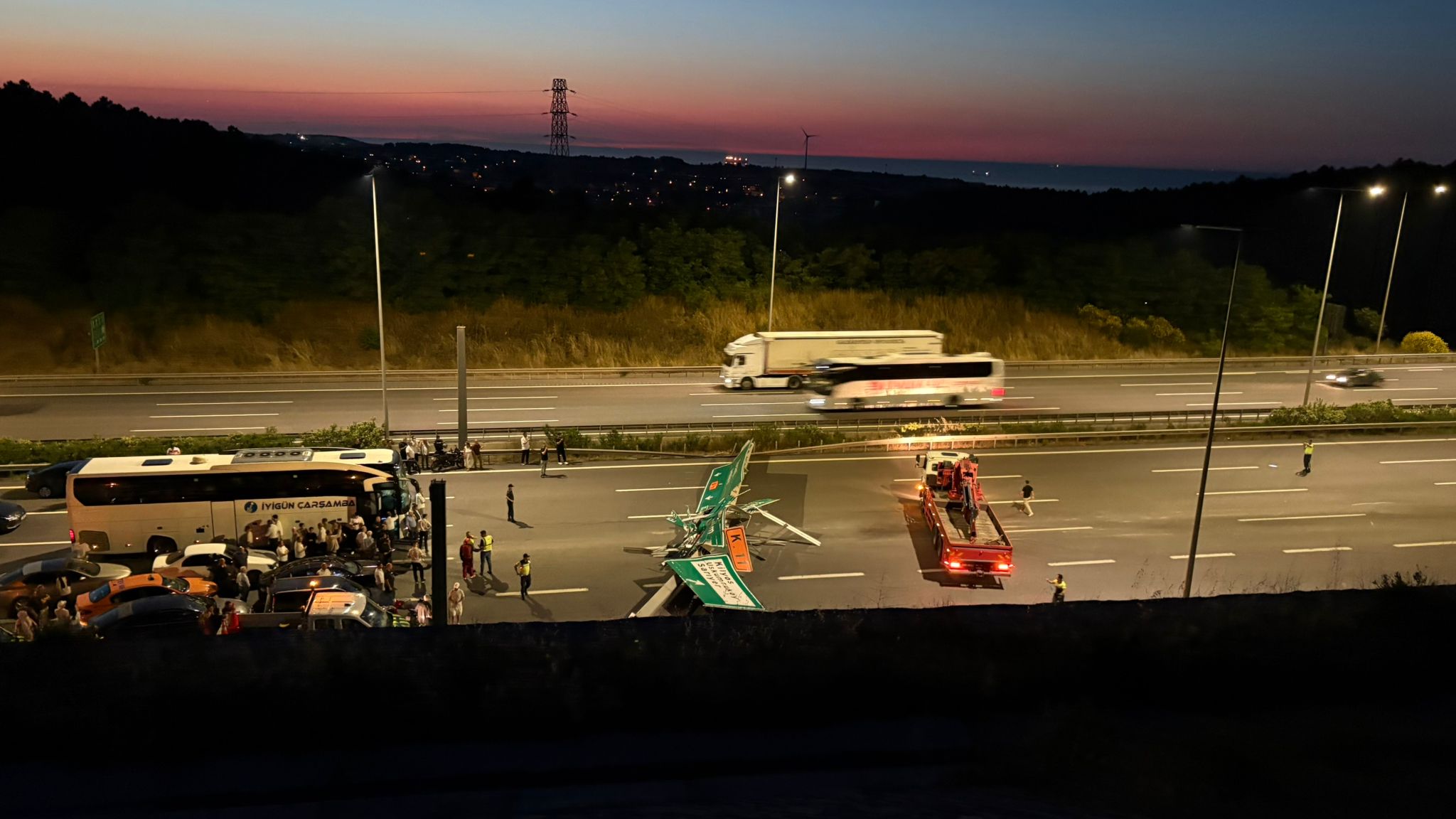 Kuzey Marmara Otoyolu'nda kamyonun damperinin çarptığı tabela devrildi; kapanan yol trafiğe açıldı / Geniş haber