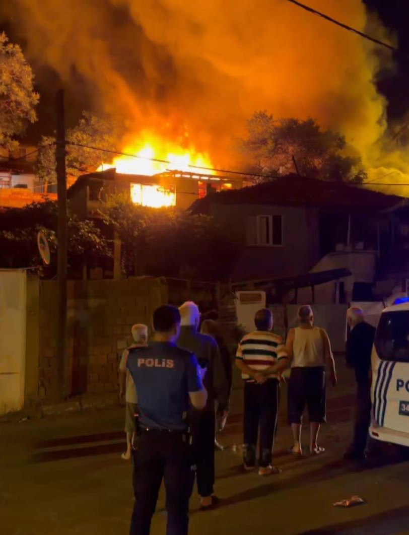 Gaziosmanpaşa’da 3 gecekondu alev alev yandı