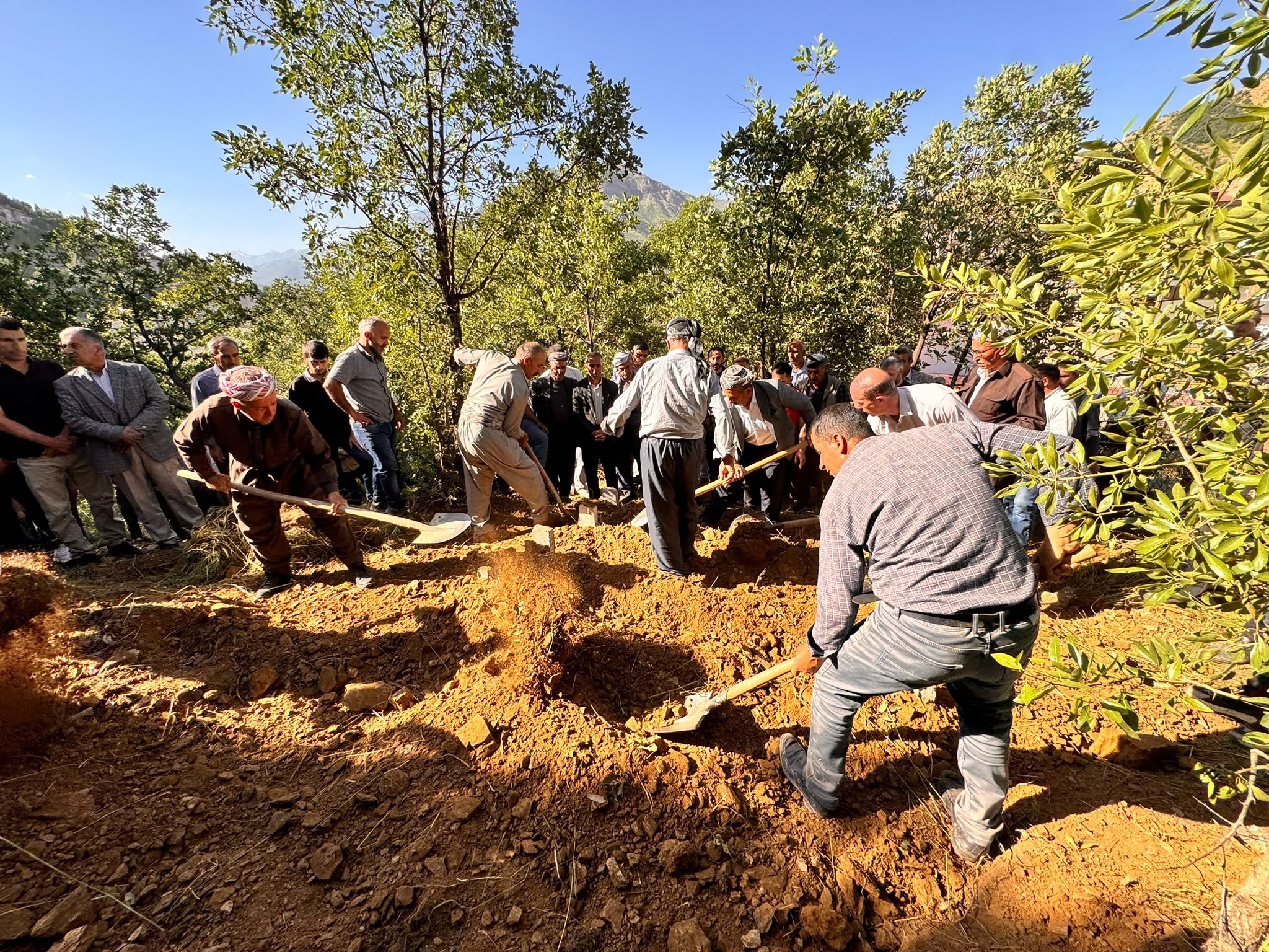 Eşi tarafından öldürülen kadın ile 2 kardeşi ve annesi yan yana toprağa verildi