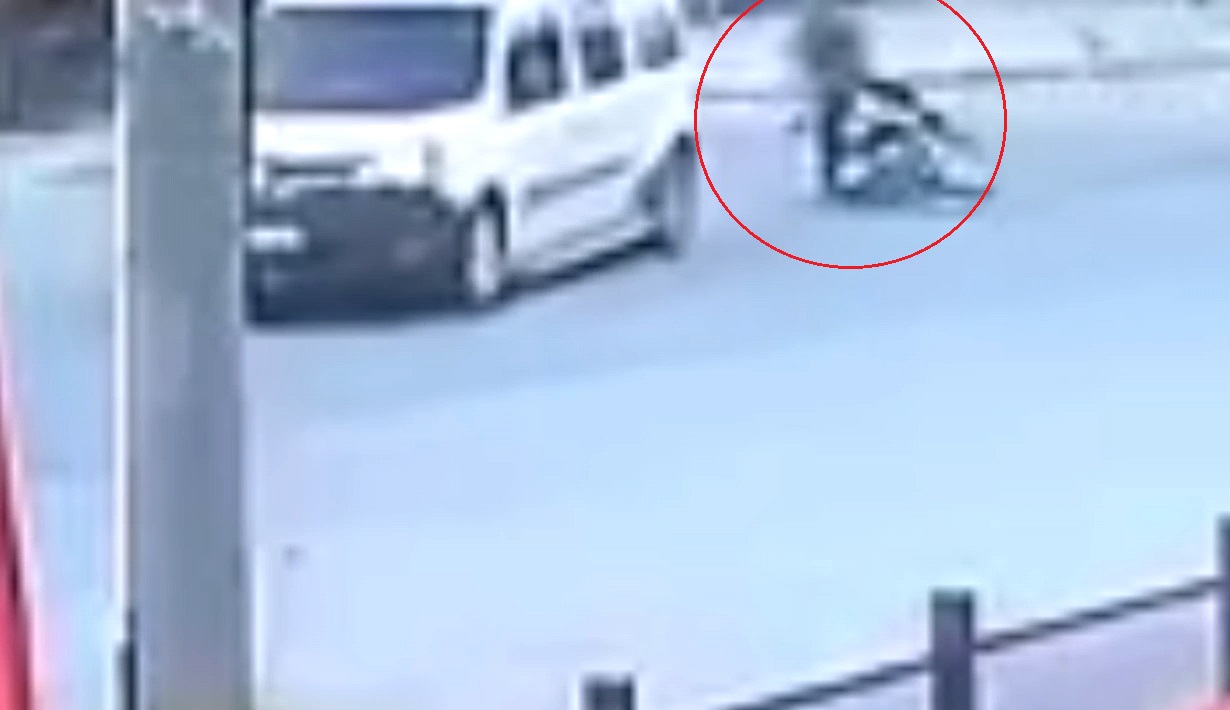 Motosikletle hafif ticari aracın çarpıştığı kaza kamerada: 1 yaralı