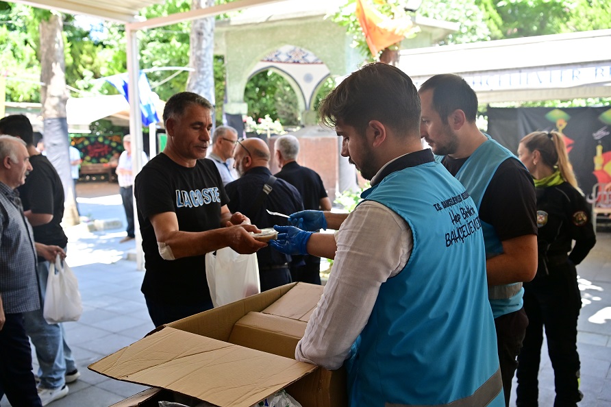 Bahçelievler’de vatandaşlara aşure ikram edildi