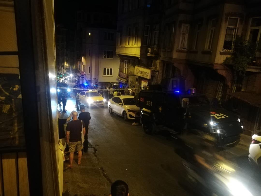 Beyoğlu'nda patlayıcı bırakılan sokaktaki bina, araç ve iş yerlerinde hasar oluştu