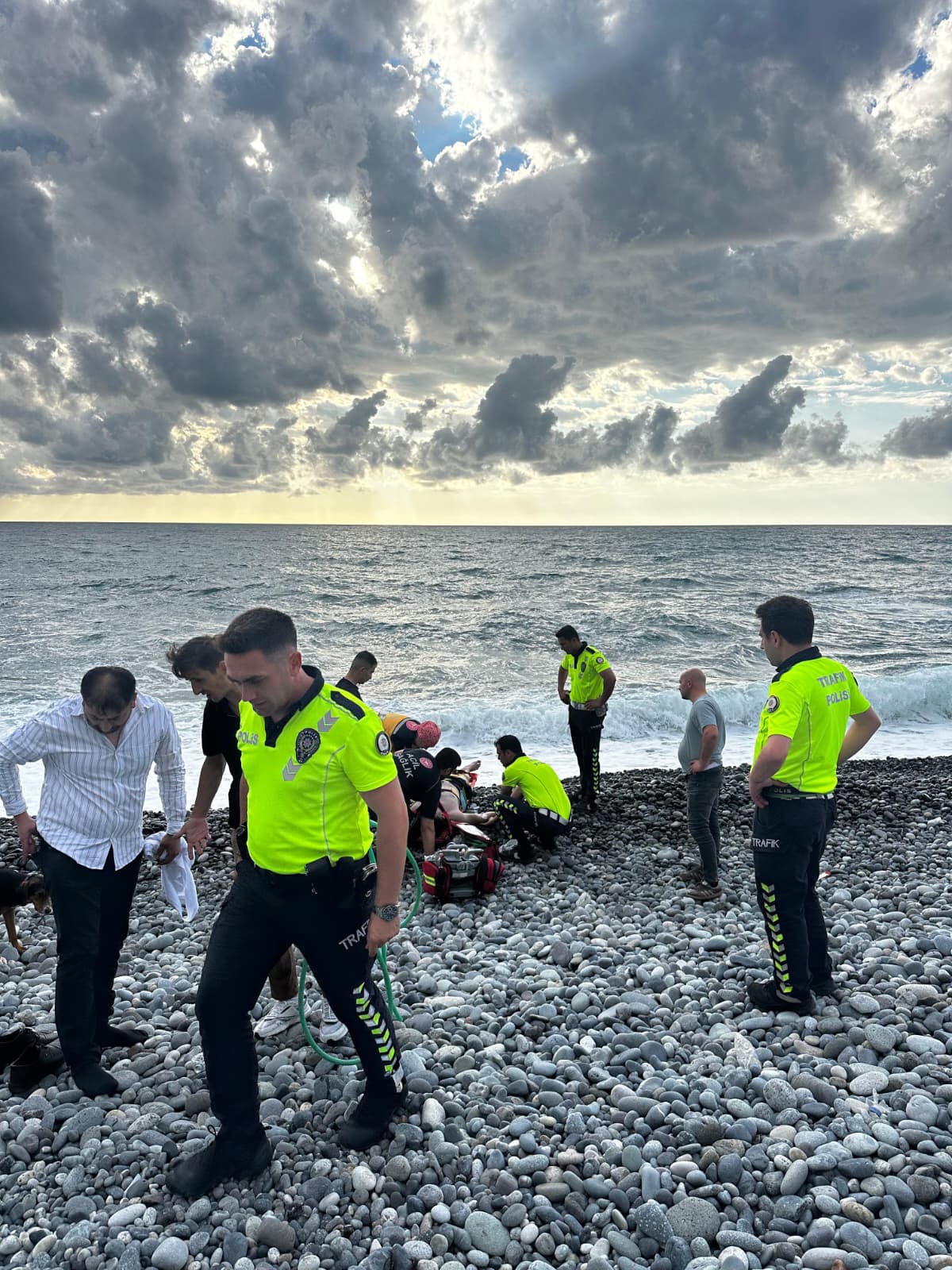 Boğulma tehlikesi geçiren asteğmen, polislerin yardımıyla kurtarıldı