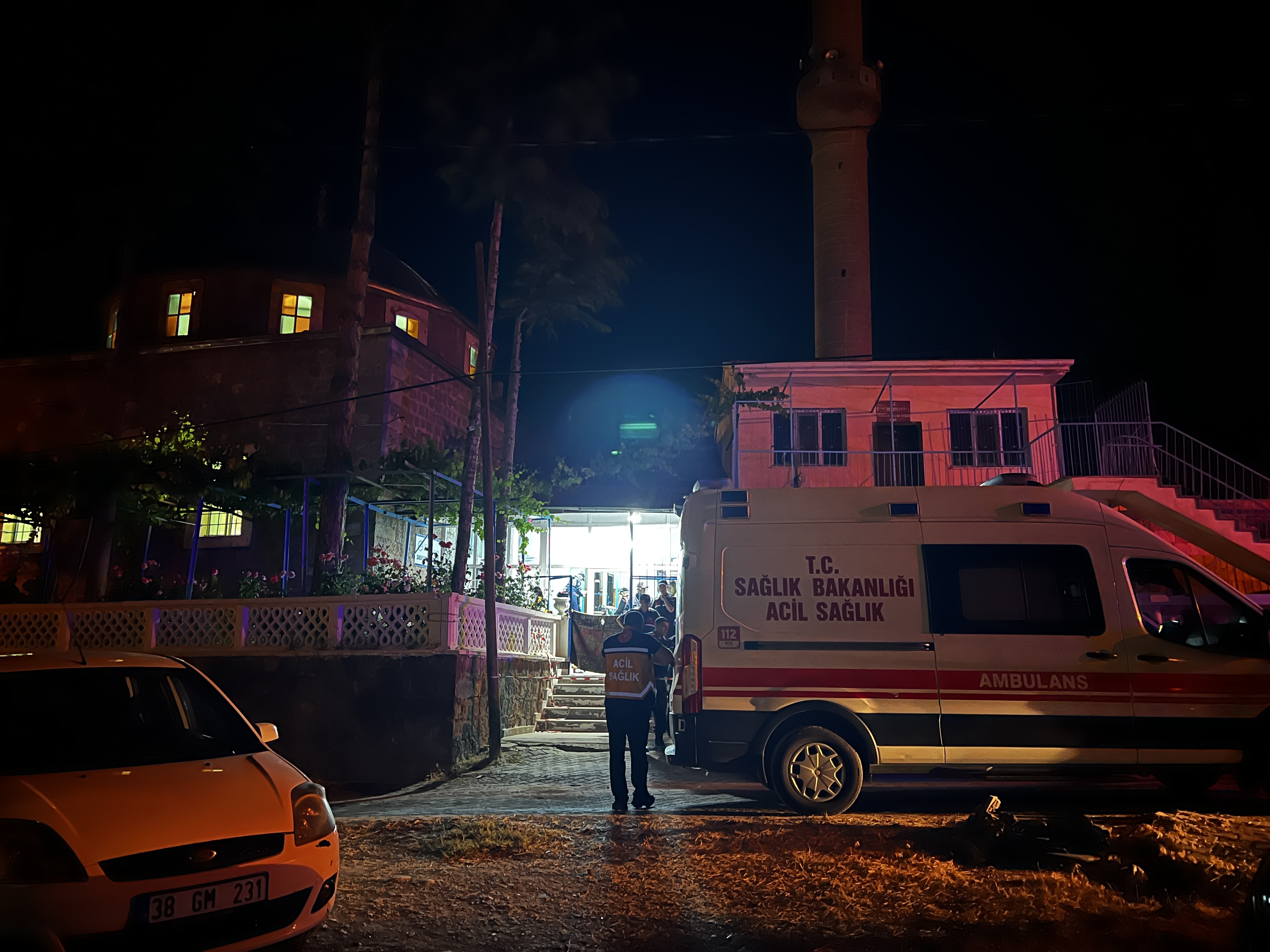 Camide tartıştığı 2 kişiyi bıçaklayarak öldürdü