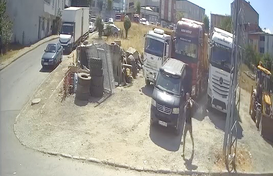 Avcılar'da park halindeki kamyonlardan hırsızlık kamerada