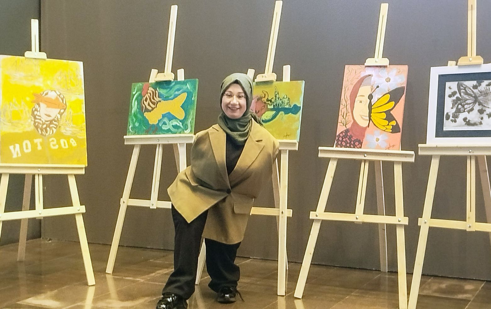 Doğuştan kolları olmayan Ayşe, ayaklarıyla resim çizip hayata tutundu, öğretmen oldu.