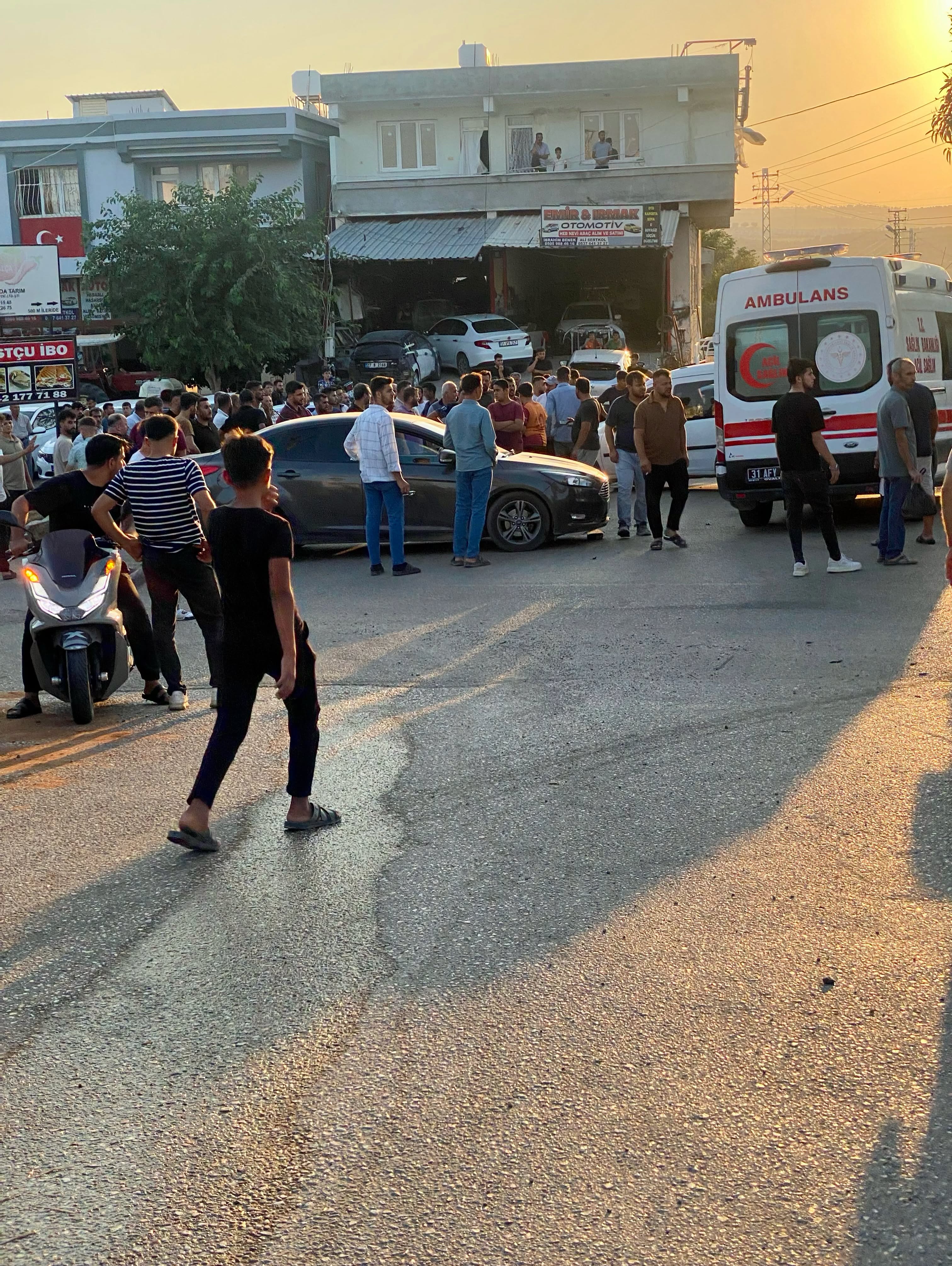Otomobil ve hafif ticari araçla çarpışan motosikletin sürücüsü öldü; kaza anı kamerada