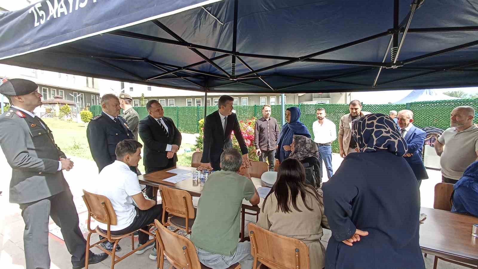 Kaymakam, ilçeye gelen üniversite öğrencilerini kapıda karşıladı
