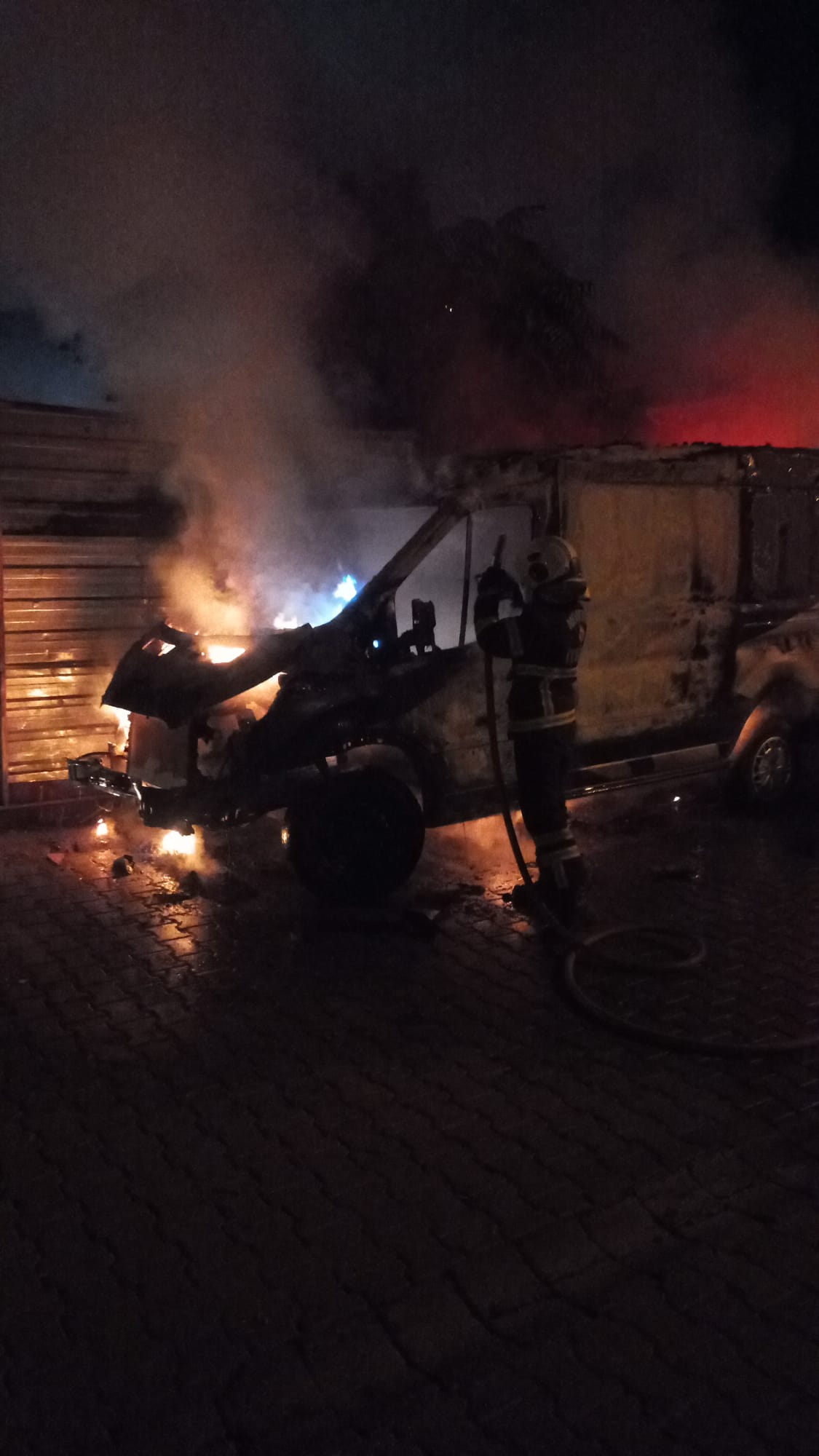 Nevşehir’de park halindeki minibüs yanarak kullanılmaz hale geldi